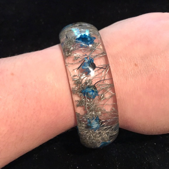 NThandmade Jewelry - NThandmade resin and real flower bangle bracelet.